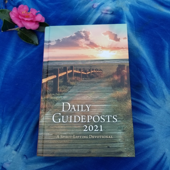 Daily Guideposts 2021 A Spirit Lifting Devotional Jesus Christ Bible Verses - Picture 1 of 6